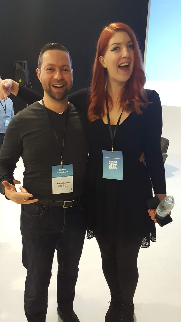 Marcell Sarközy mit Izzi Smith, bekannte SEO-Persönlichkeit mit Schwerpunkt Google News und Discover, beim Ryte Expert Event