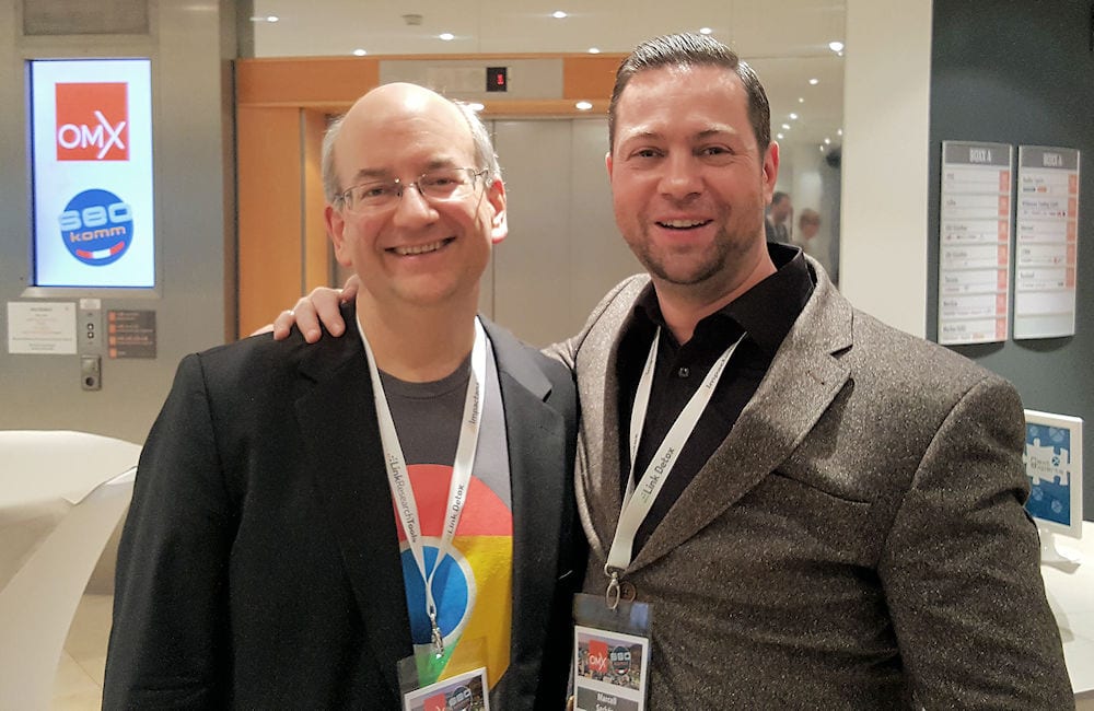 Marcell Sarközy mit John Mueller, Search Advocate bei Google, auf der SEOkomm 2017